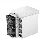 L'image montre un dispositif d'extraction de crypto-monnaie BITMAIN ANTMINER KAS MINER KS3 (9400 GH/S). Il présente une structure argentée en forme de boîte avec plusieurs ventilateurs de refroidissement sur le côté. Des fils colorés sont visibles et le logo Bitmain est subtilement imprimé sur le côté de l'appareil.